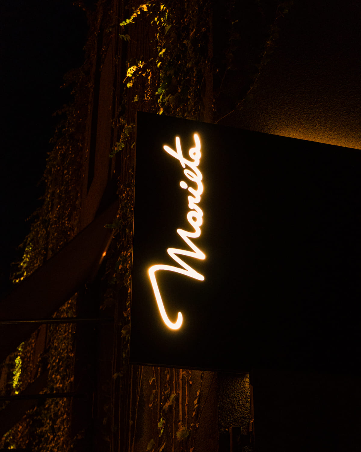 Fachada do Marieta Bistrô à noite